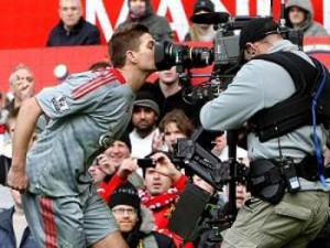 gerrard-kisses-camera